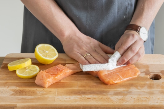 Lachs abtupfen