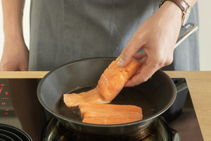 Lachs anbraten