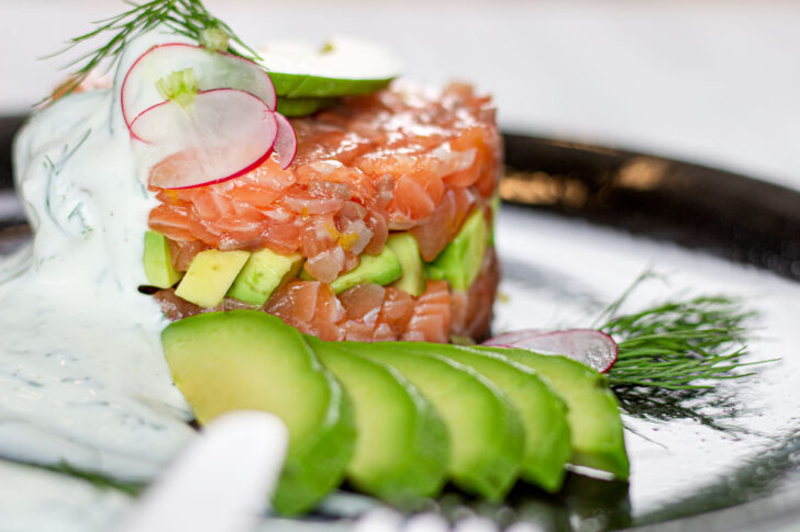 Lachstatar mit Avocado