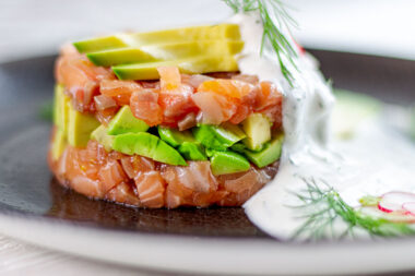 Lachstatar mit Avocado
