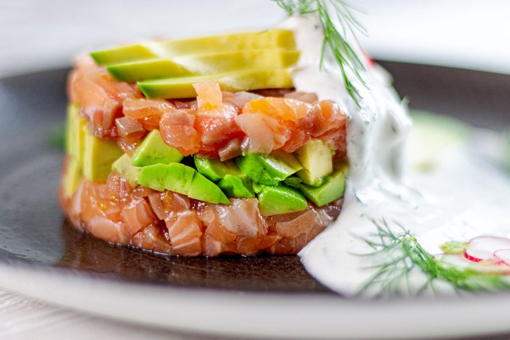 Lachstatar mit Avocado