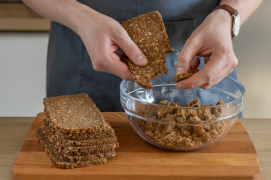 Körnerbrot klein krümeln