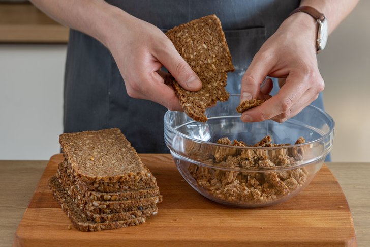 Körnerbrot klein krümeln