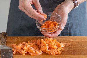 Lachs in Streifen schneiden
