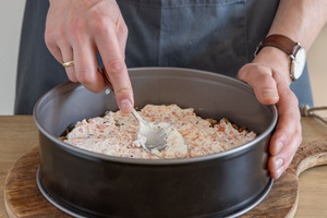 Lachs und Frischkäse in Springform verteilen