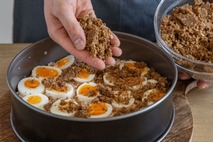 Brot auf Eiern verteilen
