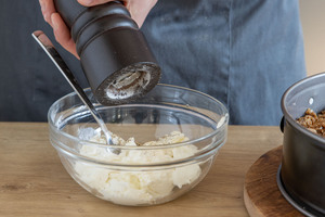 Quark mit Salz und Pfeffer würzen