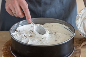 Quark auf Brotschicht verstreichen