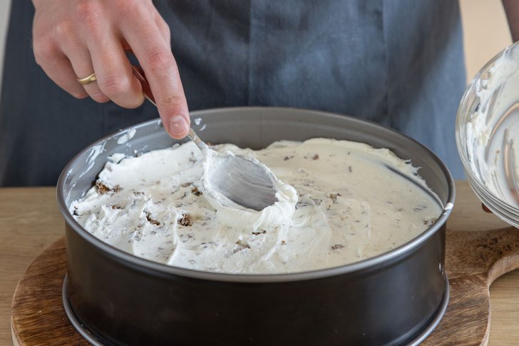 Quark auf Brotschicht verstreichen