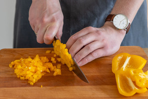 Paprika würfeln