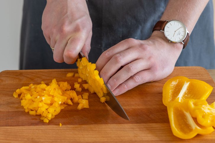 Paprika würfeln