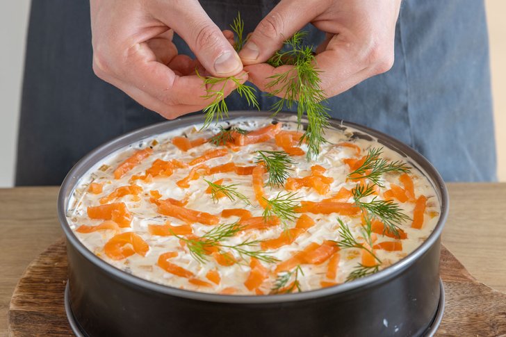 Dill und Lachs auf Lachstorte geben