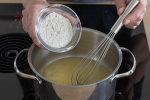 Mehl mit Butter verrühren