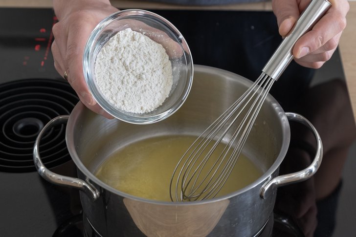 Mehl mit Butter verrühren