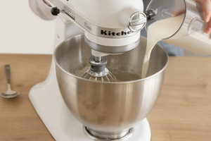 Milch hinzugeben
