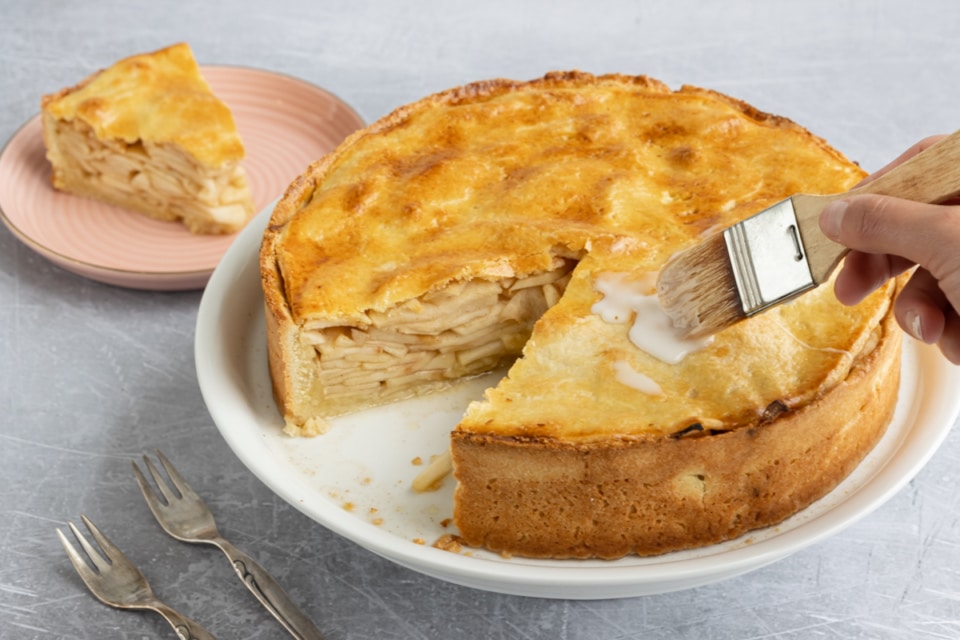 Omas gedeckter Apfelkuchen mit Zitronenglasur | Rezept Omas gedeckter Apfelkuchen mit Zitronenglasur | Rezept