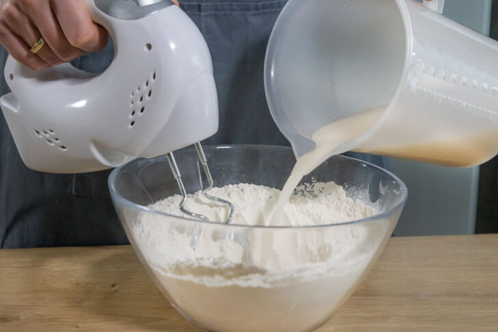 Hefe-Wasser_Mischung zum Mehl gießen
