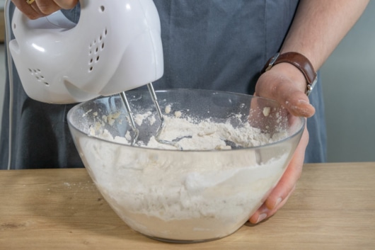 Teig für Schweizer Bürli kneten