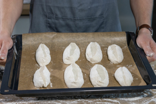 Brötchen auf Backblech legen
