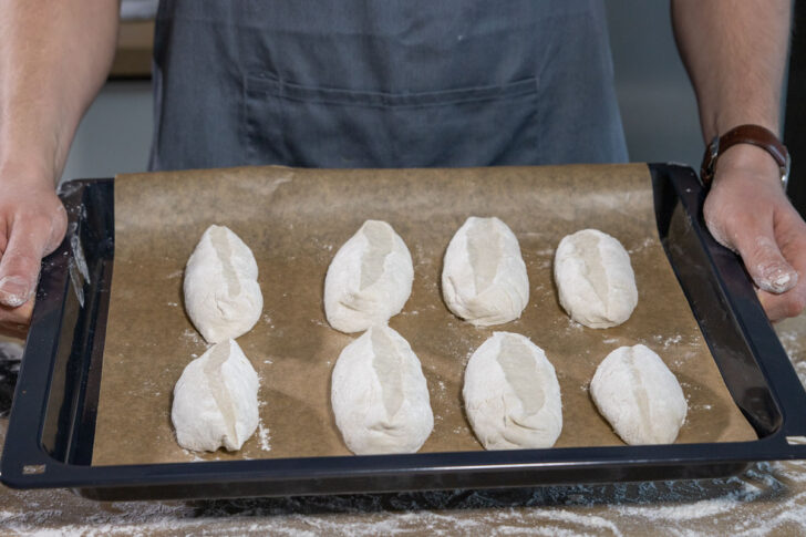 Brötchen auf Backblech legen
