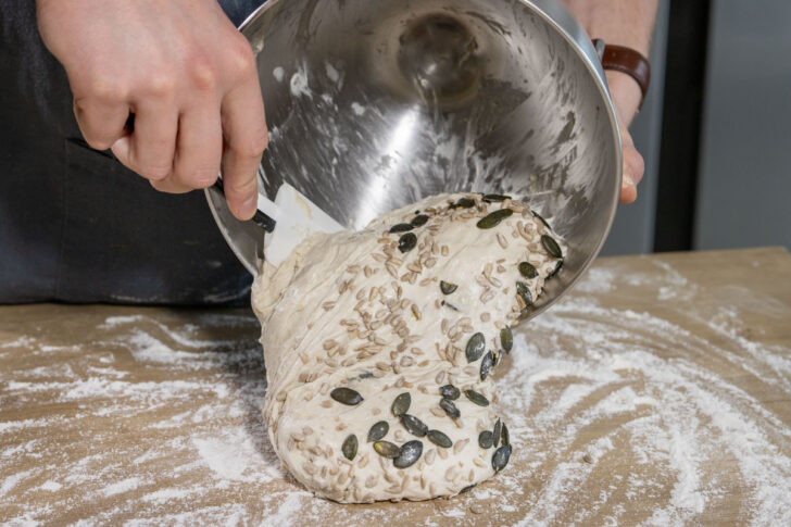 Brötchenteig mit Kernen anreichern