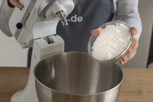 Puderzucker mit Eigelb aufschlagen