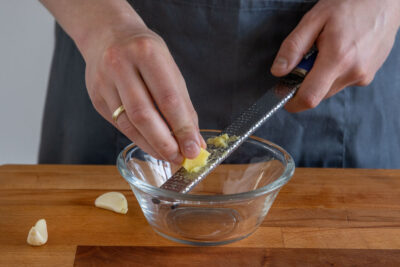 Ingwer und Knoblauch reiben