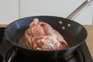 Putenoberkeule in Pfanne knusprig braten