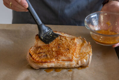 Putenoberkeule mit Marinade bestreichen