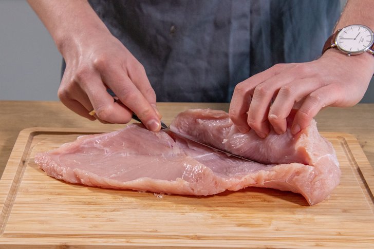 Putenfleisch mit Schmetterlingsschnitt schneiden