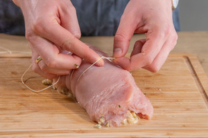 Putenrollbraten mit Garn umwickeln
