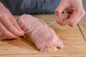 Putenrollbraten binden