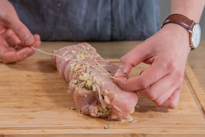 Putenrollbraten mit Garn umwickeln