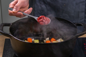 Gemüse und Tomatenmark anschwitzen