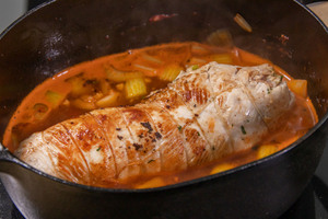 Putenrollbraten im Bräter