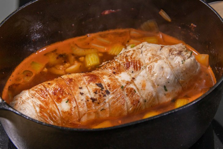 Putenrollbraten im Bräter
