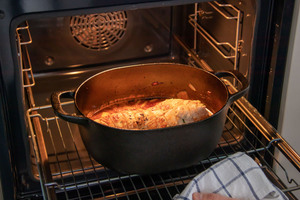 Putenrollbraten im Backofen garen