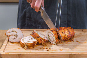 Putenrollbraten aufschneiden