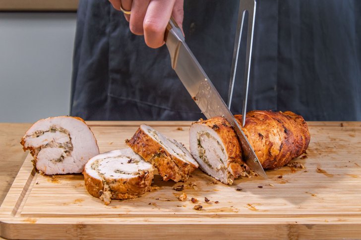 Putenrollbraten aufschneiden