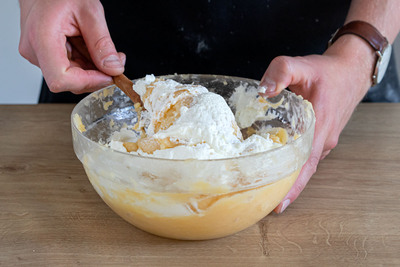 Quark unter den Brandteig rühren