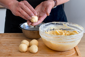 Quarkbällchen formen