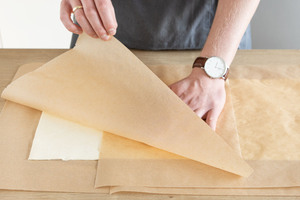 Blätterteig mit BAackpapier bedecken