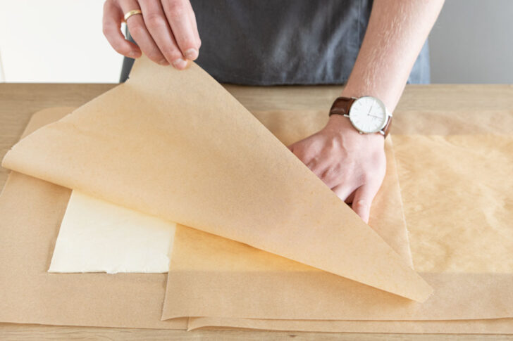 Blätterteig mit BAackpapier bedecken
