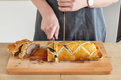 Filet Wellington in Scheiben schneiden und servieren