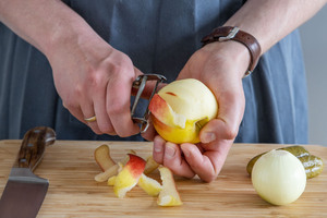 Apfel schälen