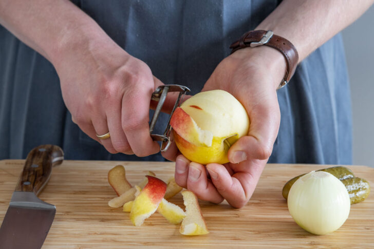 Apfel schälen