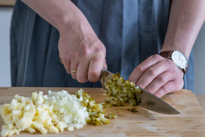 Gurken klein schneiden