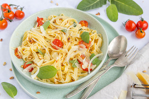 Salbeinudeln mit Kirschtomaten und Pinienkernen