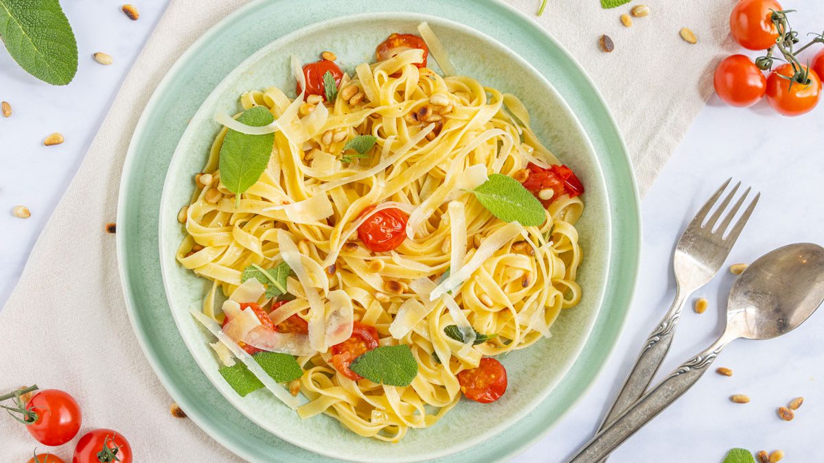 Salbeinudeln mit Kirschtomaten und Pinienkernen | Rezept - eat.de