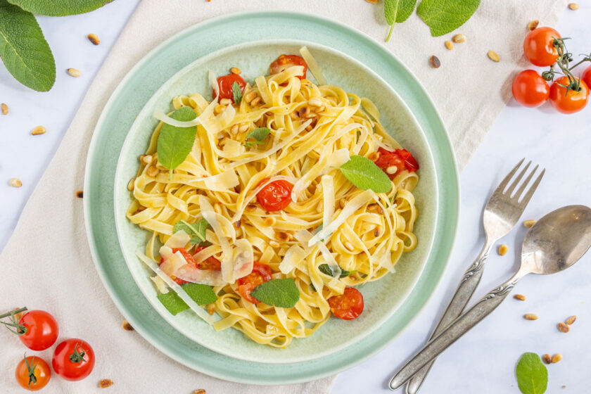 Salbeinudeln mit Kirschtomaten und Pinienkernen